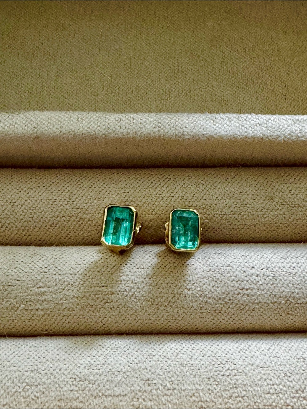 Vintage 18k Yellow Gold Colombian Emerald Earrings 0.9 CTW
